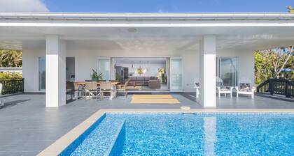 beachfront, private pool, full kitchen n BBQ, free fast wifi w unlimited data