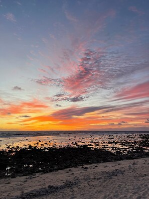 Plage, chaises longues, serviettes de plage
