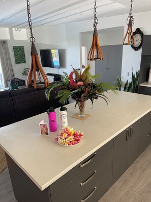 Interior - beachfront, private pool, full kitchen n BBQ, free fast wifi w unlimited data (Matavera District)