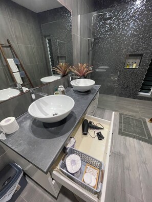 Dusche, umweltfreundliche Kosmetikartikel, Haartrockner, Handtücher