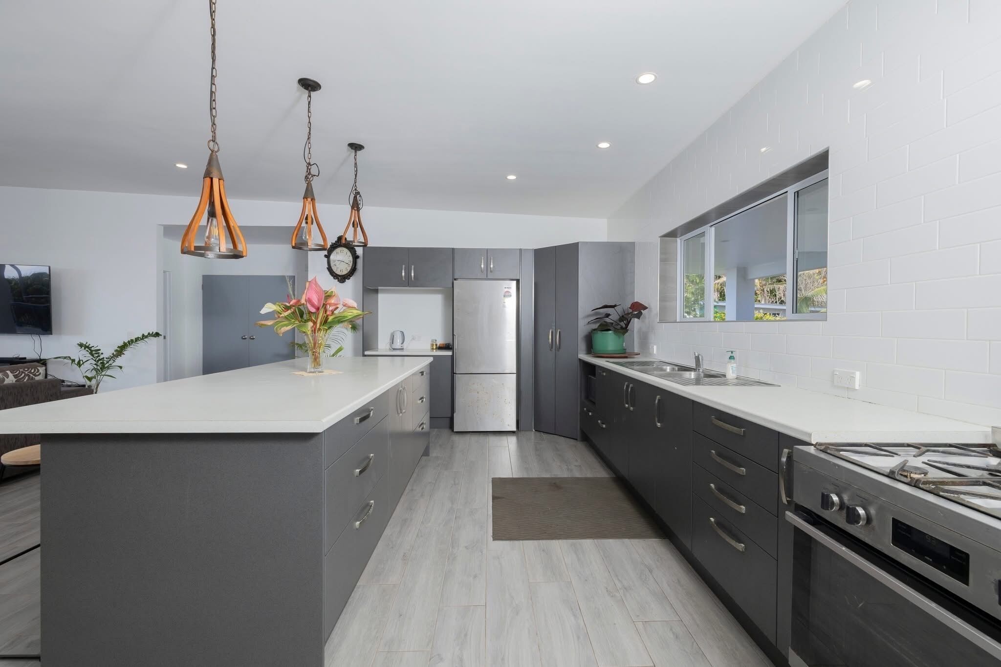 Geladeira, micro-ondas, fogão, cooktop