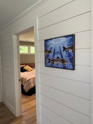 Tabla de planchar con plancha, wifi y ropa de cama