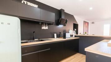 Kühlschrank, Mikrowelle, Geschirrspüler, Hochstuhl