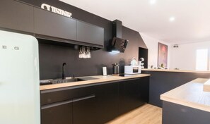 Kjøleskap, mikrobølgeovn, oppvaskmaskin og høy barnestol