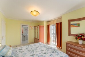 1 chambre, fer et planche à repasser, draps fournis