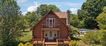 3-bedroom cabin in peaceful Lascassas with AC