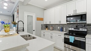 Coffee/tea maker, fridge, microwave, oven - NRG Rest & Rally | Sleeps 12 (Houston)