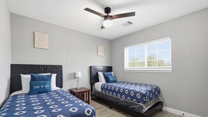 6 bedrooms, iron/ironing board, WiFi (free) - NRG Rest & Rally | Sleeps 12 (Houston)