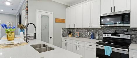 Frigorifero, microonde, forno, piano cottura