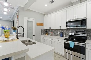Fridge, microwave, oven, stovetop - NRG Rest & Rally | Sleeps 12 (Houston)
