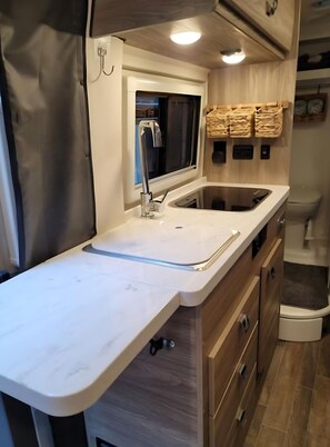 مناشف، صابون، ورق حمّام