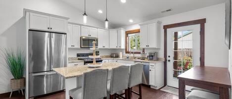 Réfrigérateur, micro-ondes, four, plaque de cuisson