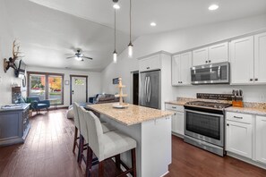 Fridge, microwave, oven, stovetop - Craftsman Comforts - Sandpoint, ID (Sandpoint)