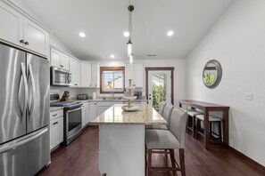 Fridge, microwave, oven, stovetop - Craftsman Comforts - Sandpoint, ID (Sandpoint)