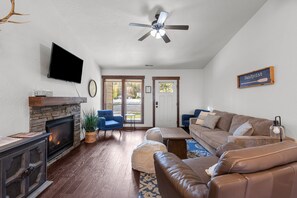 TV, fireplace - Craftsman Comforts - Sandpoint, ID (Sandpoint)