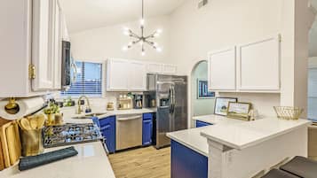 Mikrobølgeovn, ovn, kogeplade, opvaskemaskine