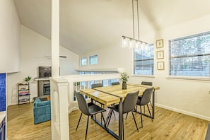 Dining - CHIC 3-bedroom tri-level house w/ great bedding East El Paso with all you need (El Paso)