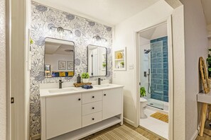 Shower, towels, soap, toilet paper - CHIC 3-bedroom tri-level house w/ great bedding East El Paso with all you need (El Paso)