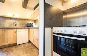 Kühlschrank, Mikrowelle, Ofen, Geschirrspüler