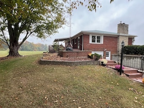 Property grounds - HOMEAWAY HAVEN  Charming 3-bedroom farmhouse out in the country for 8 guests (Warsaw)