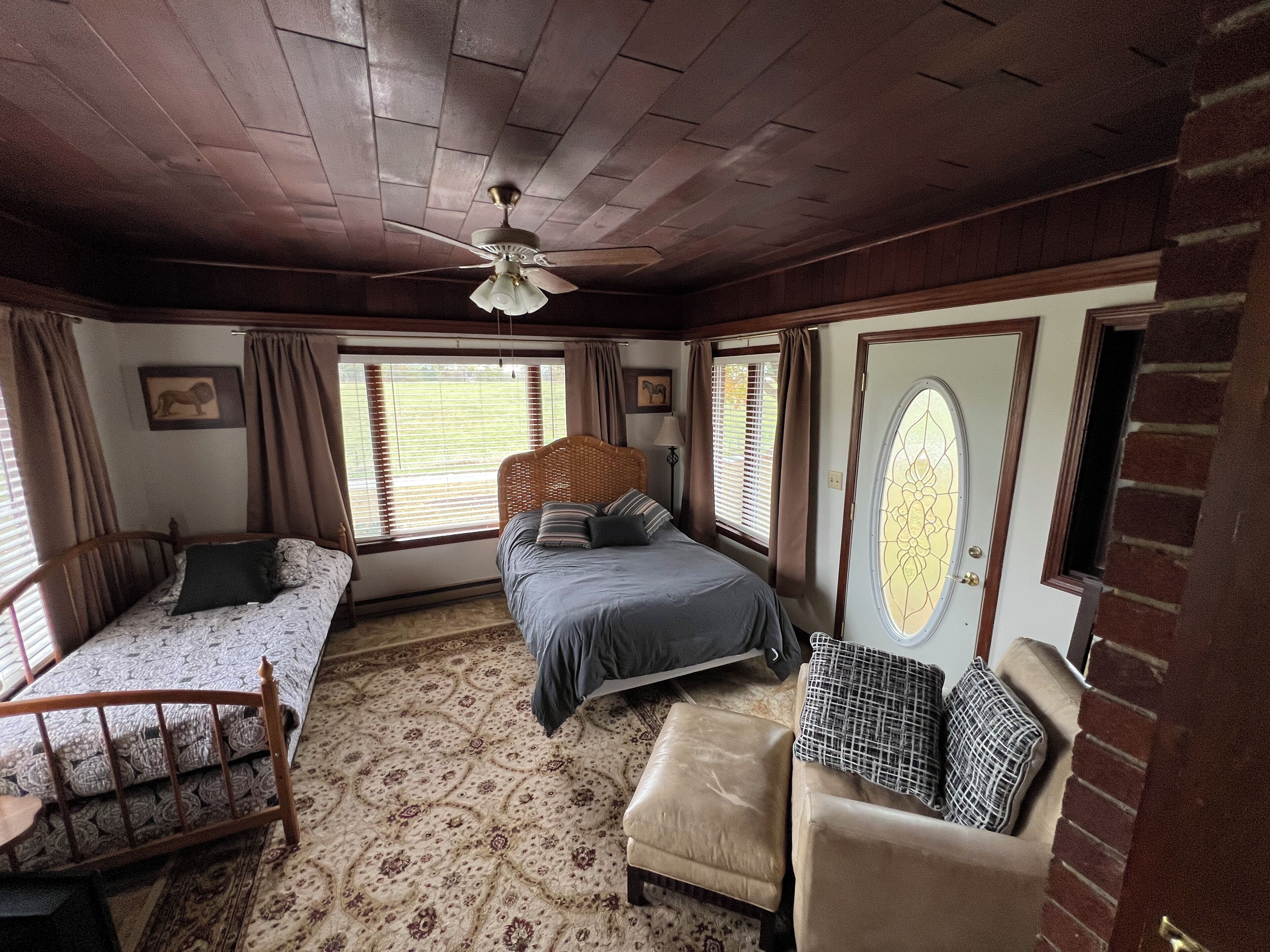 3 bedrooms, desk, iron/ironing board, travel crib