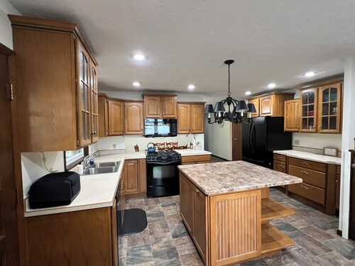 HOMEAWAY HAVEN  Charming 3-bedroom farmhouse out in the country for 8 guests