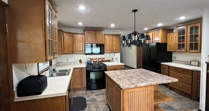 HOMEAWAY HAVEN Charming 3-bedroom farmhouse out in the country for 8 guests