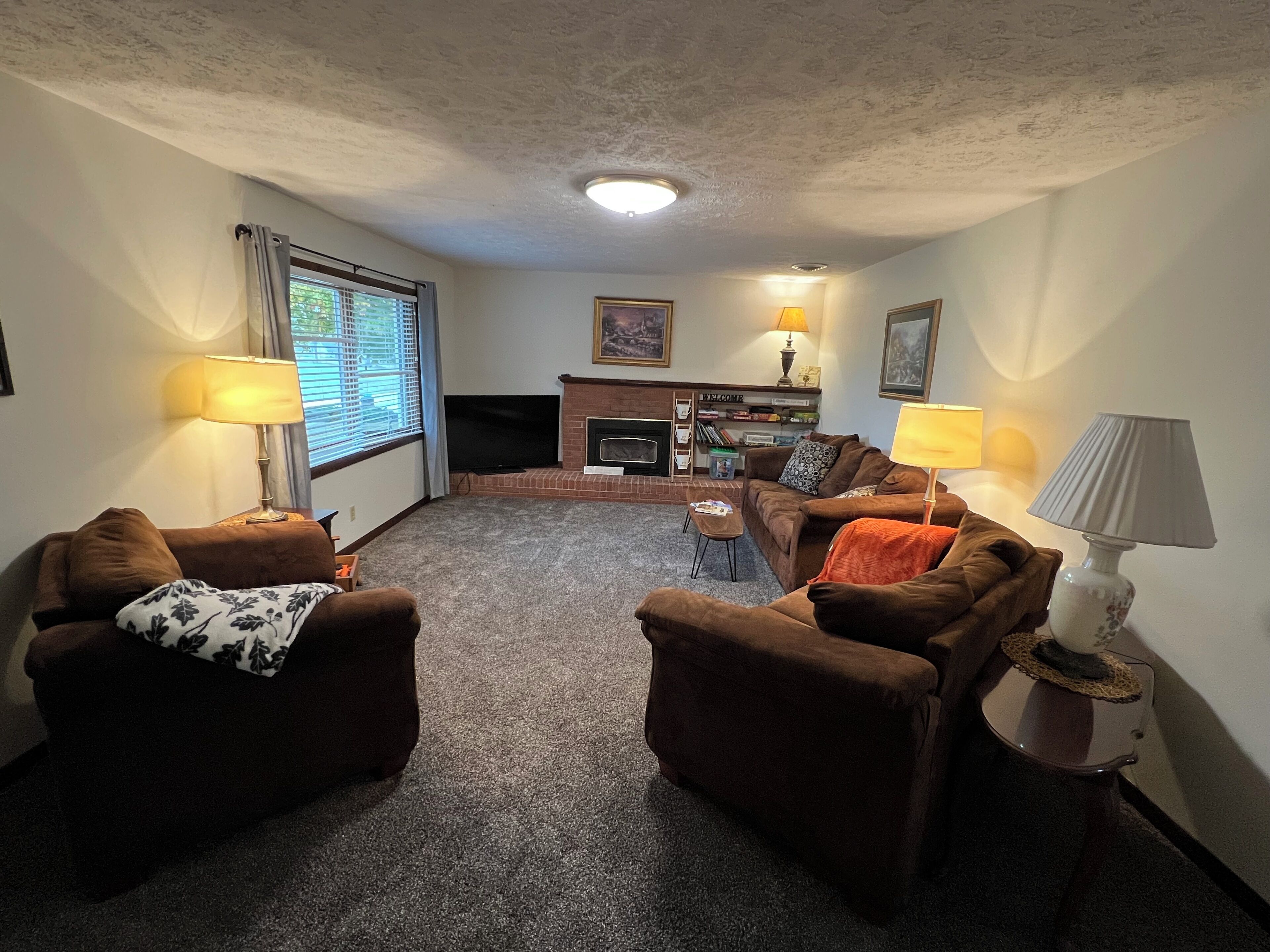 Smart TV, chimenea y libros 