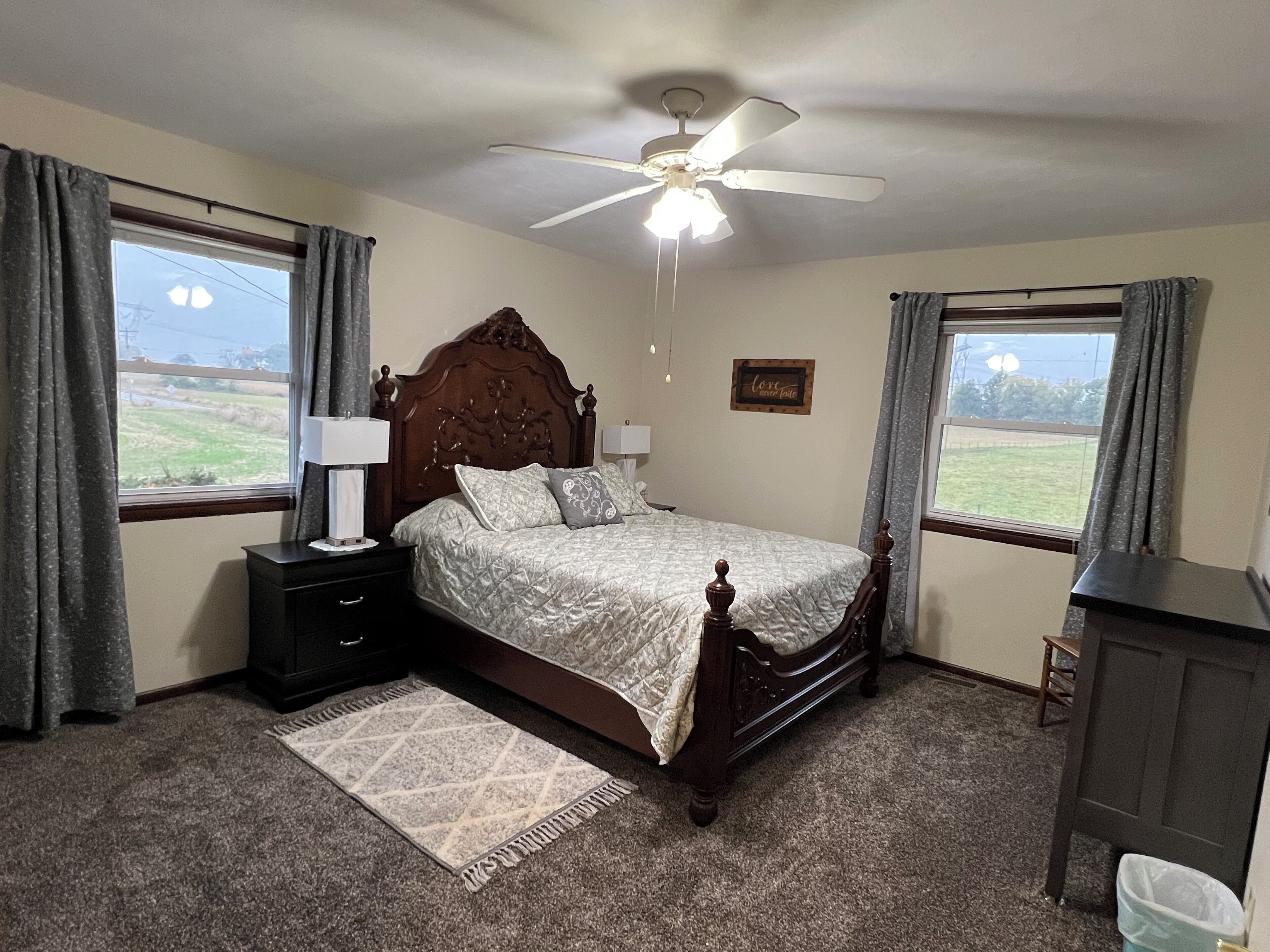 3 chambres, bureau, fer et planche à repasser, lit parapluie