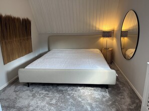 4 bedrooms, iron/ironing board, bed sheets