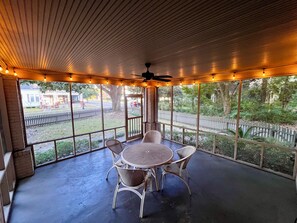Outdoor dining - 3 BR sleeps 6. You’ll have it “made in the shade” of this 100-year old live oak. (Hattiesburg)
