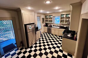 Fridge, microwave, oven, stovetop - 3 BR sleeps 6. You’ll have it “made in the shade” of this 100-year old live oak. (Hattiesburg)