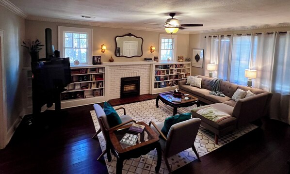 Smart TV, books, computer monitors - 3 BR sleeps 6. You’ll have it “made in the shade” of this 100-year old live oak. (Hattiesburg)