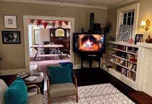 Smart TV, books, computer monitors - 3 BR sleeps 6. You’ll have it “made in the shade” of this 100-year old live oak. (Hattiesburg)