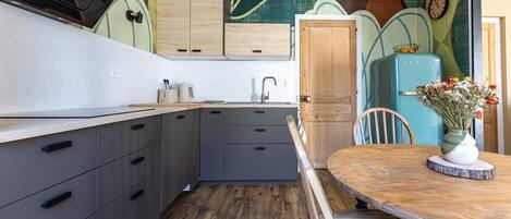 Kühlschrank, Mikrowelle, Ofen, Geschirrspüler