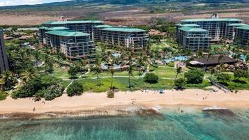 Sulla spiaggia, lettini da mare, teli da spiaggia