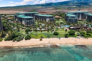 على الشاطئ، كراسي للتشمس، مناشف للشاطئ