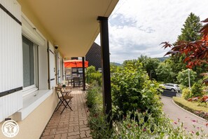 Outdoor dining - Chez Albert - 6 people (MURAT LE QUAIRE)