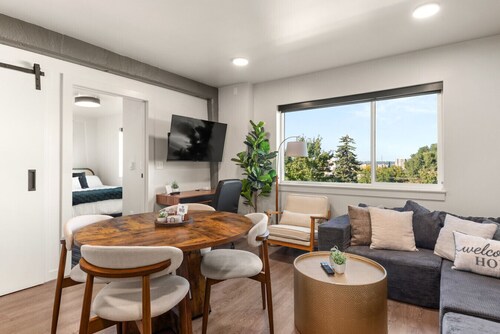 2BR Apartment in DT with Parking