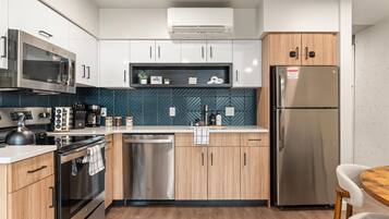 Microwave, dishwasher, coffee/tea maker, cookware/dishes/utensils