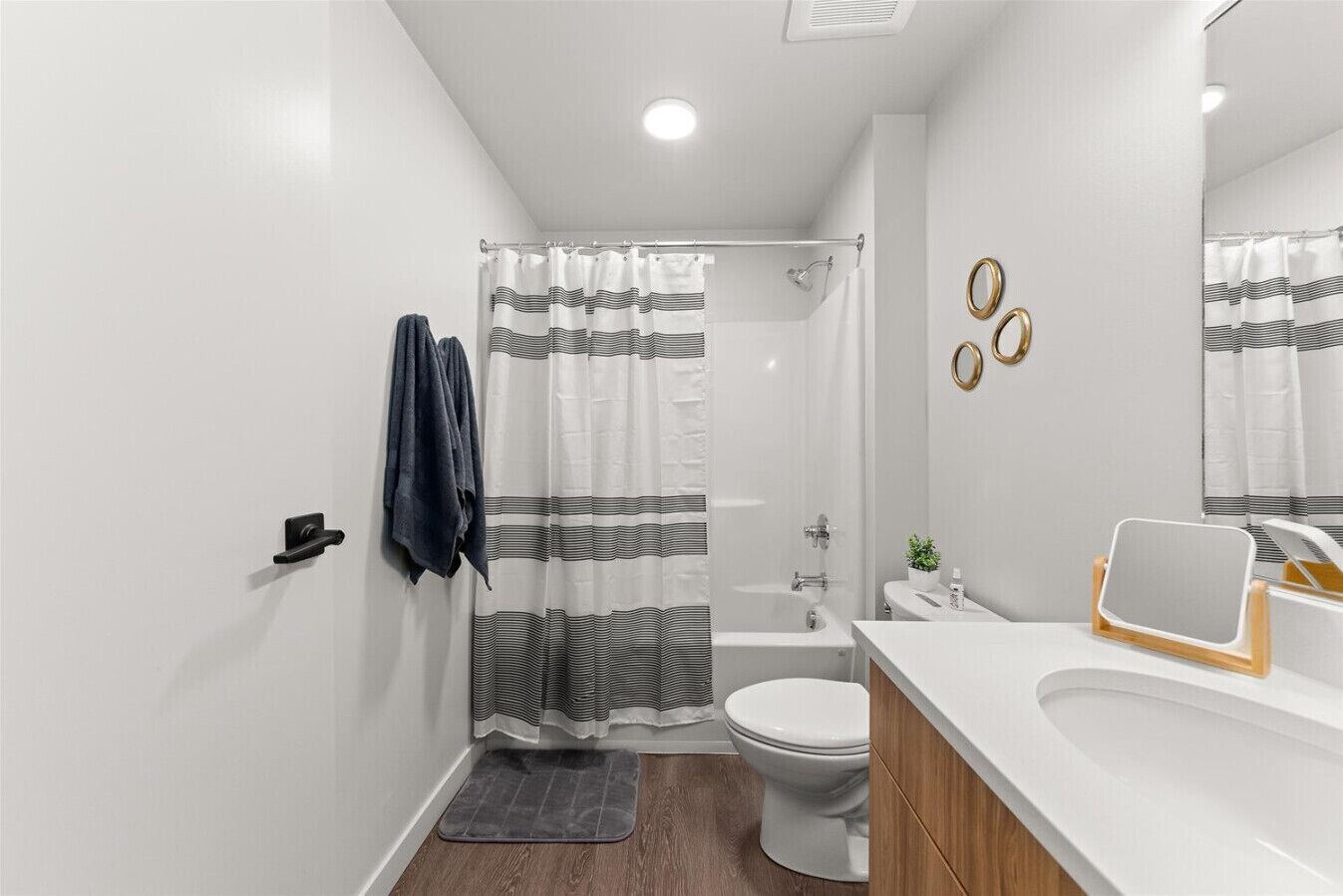 Ein modernes Badezimmer mit Dusche, Toilette und Waschbecken.