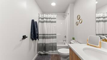 Ein modernes Badezimmer mit Dusche, Toilette und Waschbecken.
