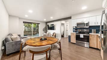 Microondas, lavavajillas, cafetera o tetera y utensilios de cocina