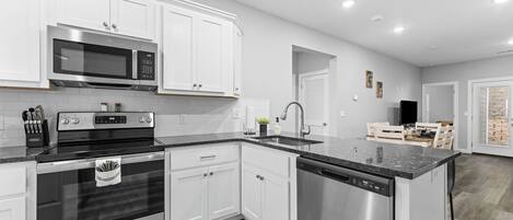 ثلاجة، ميكروويف، فرن، موقد طهي مسطح