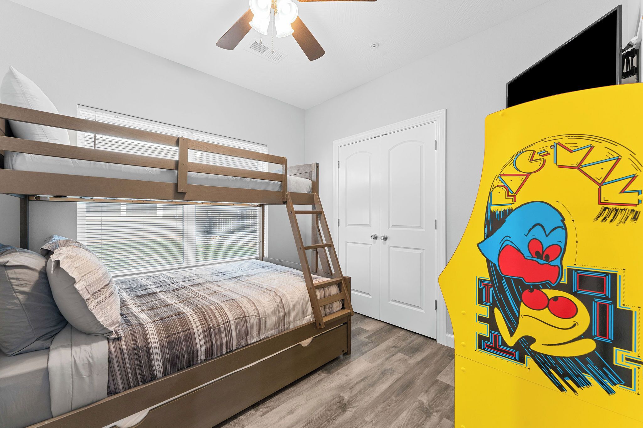 3 soverom, skrivebord, strykejern/-brett og reiseseng for barn