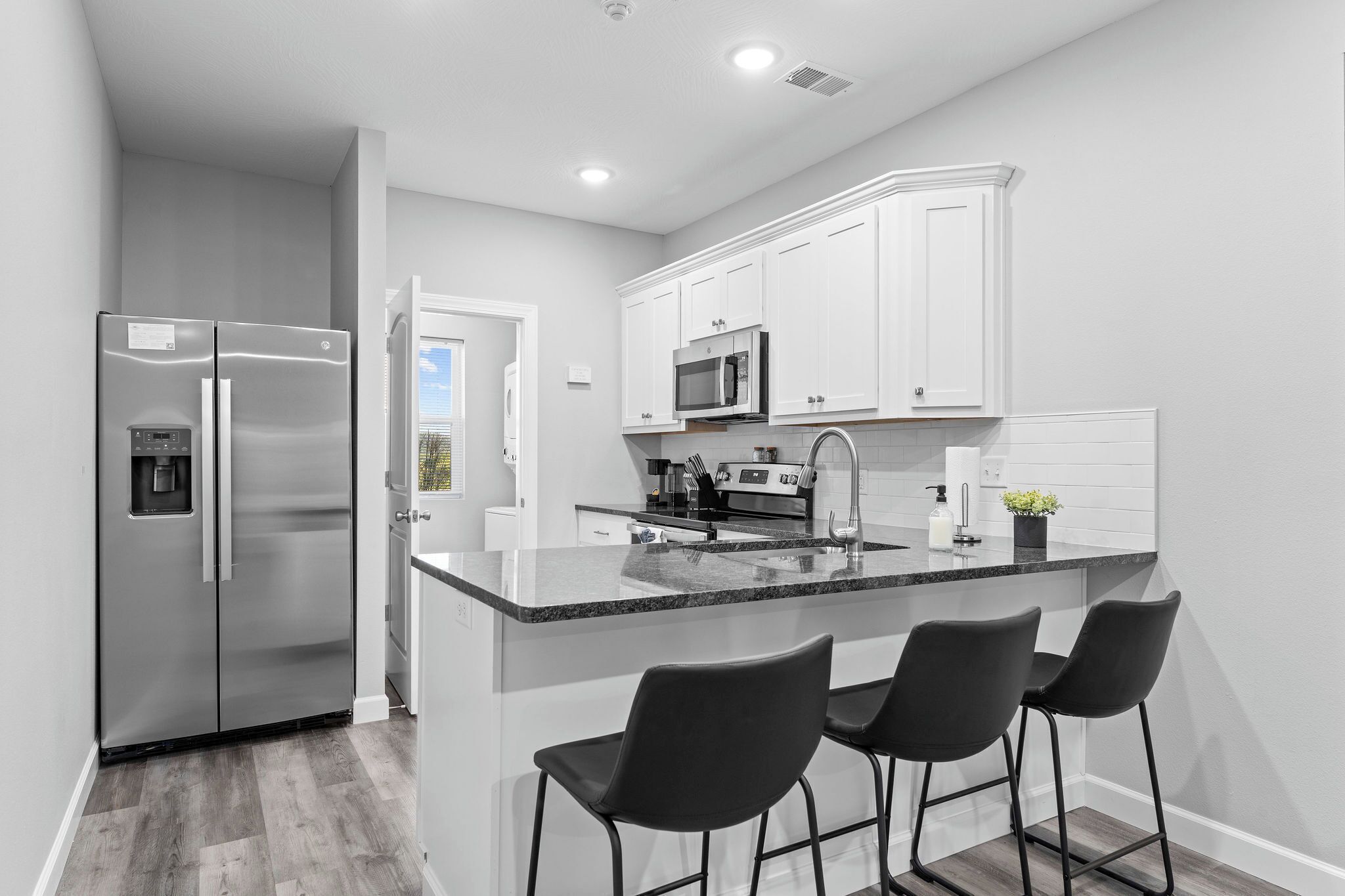 Refrigerador, microondas, horno y parrilla de estufa 