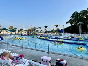 Uima-allasalue, jossa on useita uimaratoja, kellukkeita ja valkoinen aita.