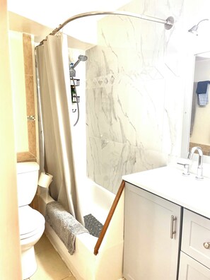 Hårføner, håndklær, såpe og toalettpapir