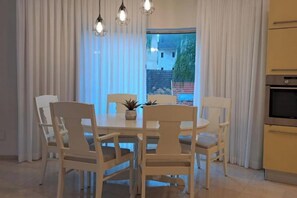 Dining - אבני החושן- Avnei Hoshen - One-Bedroom Apartment (Nahariyya)