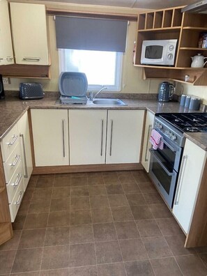 Cookware/dishes/utensils - Quay West Holiday Park - Holiday Accommodation 19725 (New Quay)